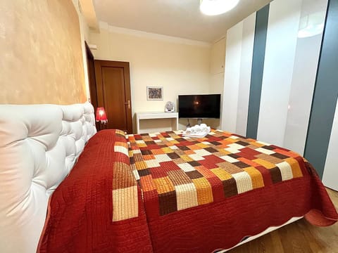 Bed, TV and multimedia, Photo of the whole room, Evening entertainment, Bedroom, wardrobe