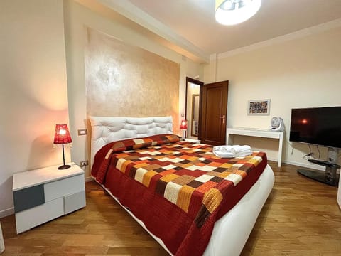 Bed, TV and multimedia, Photo of the whole room, Bedroom, towels