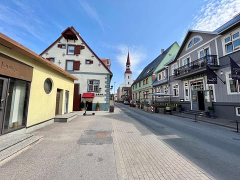 Neighbourhood, Street view