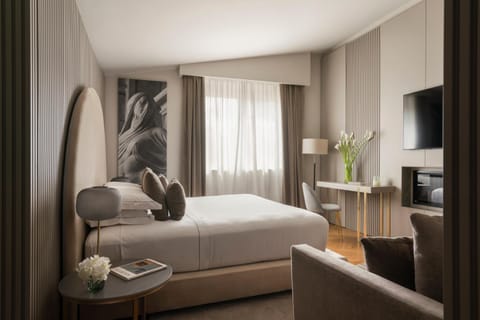TV and multimedia, Living room, Seating area, Bedroom, Family, fireplace, air conditioner
