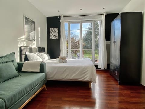 Bed, TV and multimedia, Living room, Photo of the whole room