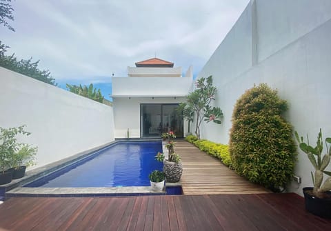 Property building, Day, Pool view, Swimming pool, Swimming pool