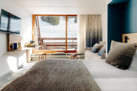 Bed, TV and multimedia, Balcony/Terrace, Photo of the whole room, Seating area, Bedroom, Mountain view