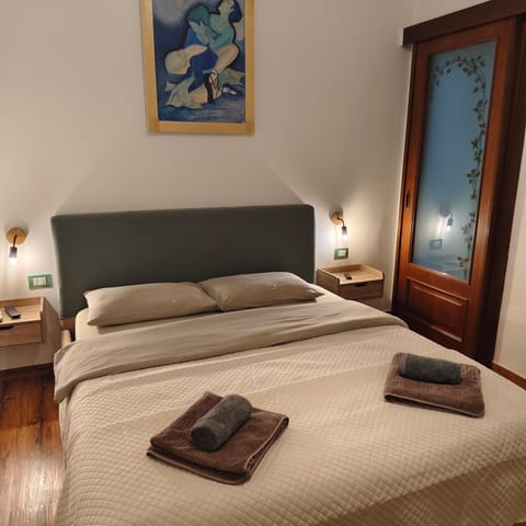 Bed, Bedroom, towels