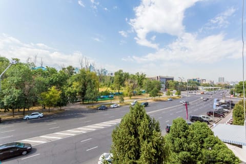 Day, Neighbourhood, Natural landscape, City view, Street view, Location, Parking