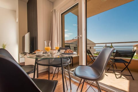 View (from property/room), Balcony/Terrace, Living room, Seating area