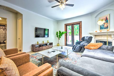 Sunny Sarasota Abode with Yard about 1 Mi to Dtwn! House in Sarasota