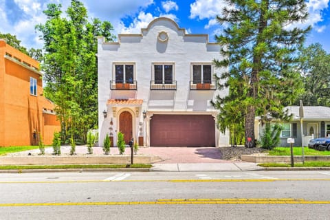 Sunny Sarasota Abode with Yard about 1 Mi to Dtwn! House in Sarasota