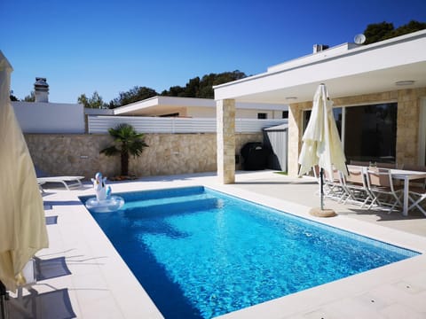 Swimming pool, Swimming pool