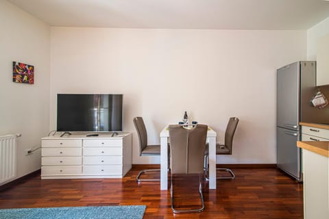 TV and multimedia, Kitchen or kitchenette, Living room, Seating area, Evening entertainment