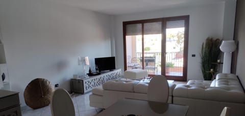 Communal lounge/ TV room, TV and multimedia, Living room, Seating area, Evening entertainment