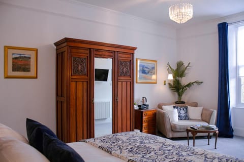 Bed, Coffee/tea facilities, Seating area, Bedroom, wardrobe