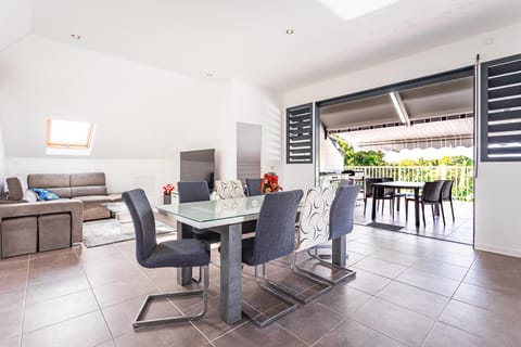 Living room, Seating area, Dining area