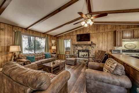 Pet Friendly Grizzly Blair Lodge Cabin Cabin in Groveland