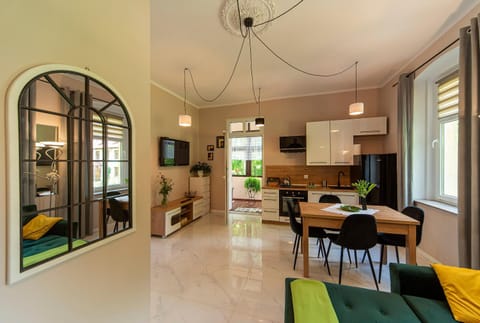 Communal lounge/ TV room, TV and multimedia, Kitchen or kitchenette, Seating area, Dining area