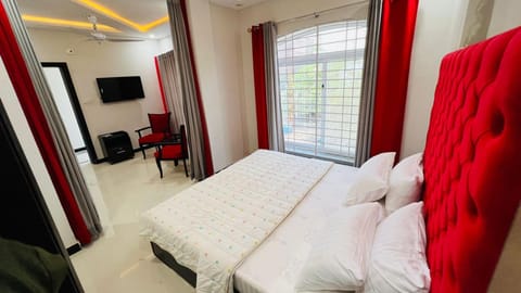 Communal lounge/ TV room, Bed, TV and multimedia, Photo of the whole room, Bedroom, air conditioner