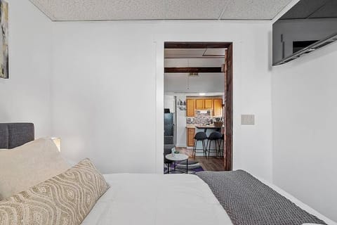 NEW!! Lovely unit w/ PRIVATE Hot Tub and patio! Apartment in Lake Winnisquam