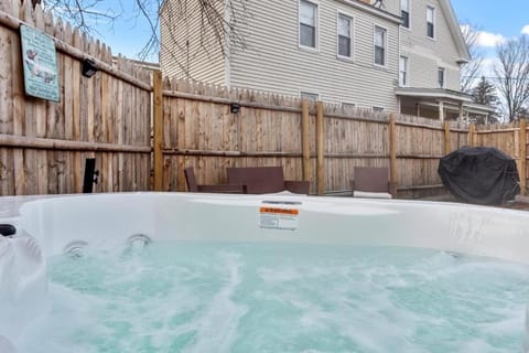 NEW!! Lovely unit w/ PRIVATE Hot Tub and patio! Apartment in Lake Winnisquam