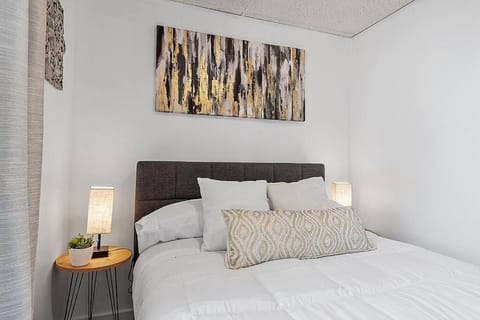 NEW!! Lovely unit w/ PRIVATE Hot Tub and patio! Apartment in Lake Winnisquam