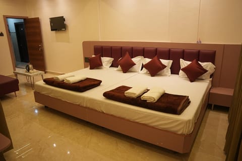 Bed, TV and multimedia, Seating area, Bedroom, towels