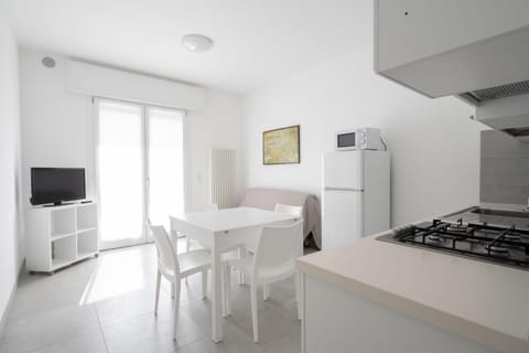 TV and multimedia, Kitchen or kitchenette, Dining area, stove