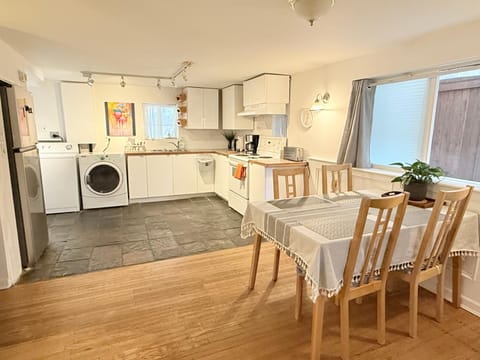 walk distance to kits beach 2bedrooms only for you Bed and Breakfast in Vancouver