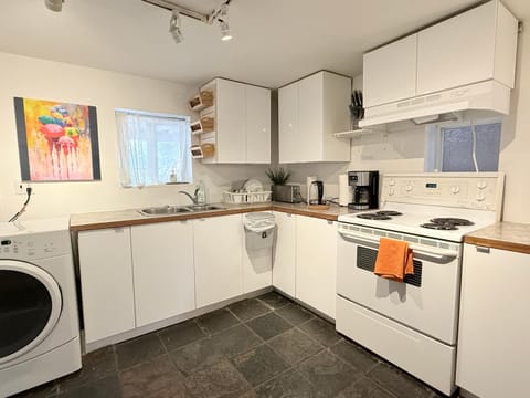 walk distance to kits beach 2bedrooms only for you Bed and Breakfast in Vancouver