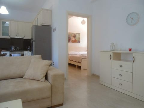 Kitchen or kitchenette, Seating area, Bedroom