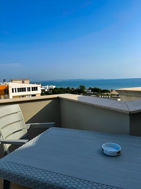 Natural landscape, View (from property/room), Balcony/Terrace, Balcony/Terrace, Dining area, Sea view