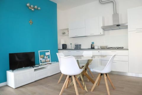 Kitchen or kitchenette, Dining area, minibar, stove