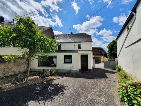 Property building, Patio, Facade/entrance