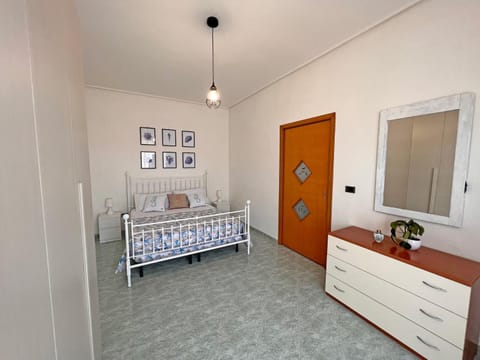 Bed, Photo of the whole room, Floor plan, Bedroom
