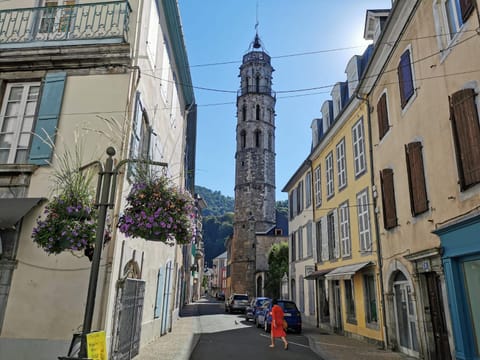 Nearby landmark, Neighbourhood, Location