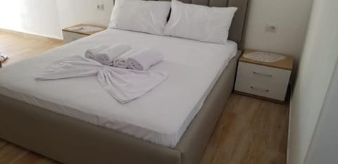 Bed, Bedroom, towels