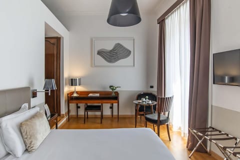 Bed, Photo of the whole room, Seating area, Bedroom