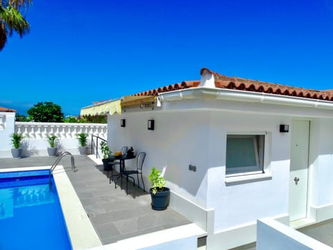 Property building, Balcony/Terrace, Swimming pool