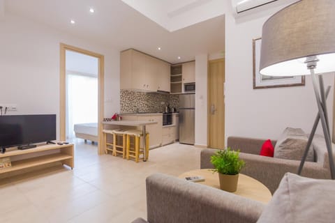 TV and multimedia, Living room, Lounge or bar, Seating area, Dining area