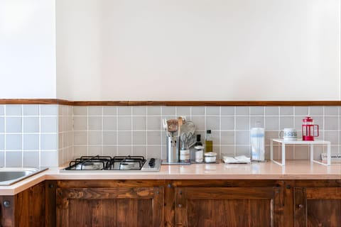 Coffee/tea facilities, Kitchen or kitchenette, stove