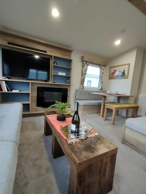 Communal lounge/ TV room, TV and multimedia, Living room, Seating area, Dining area, Drinks, Alcoholic drinks