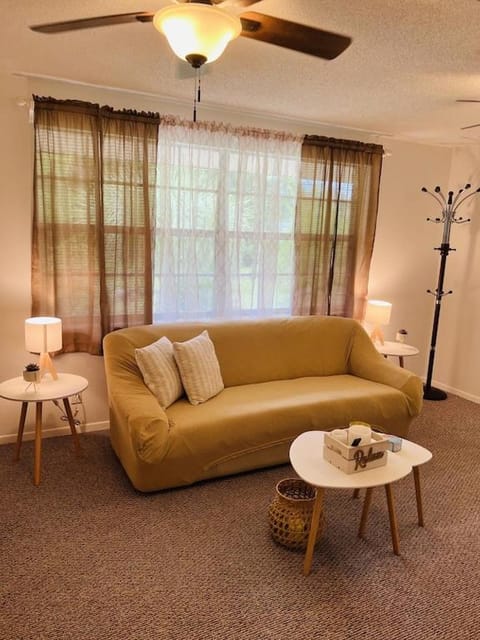 House of Shells, beautiful garden, fenced yard, dog friendly, fire pit! House in Florida