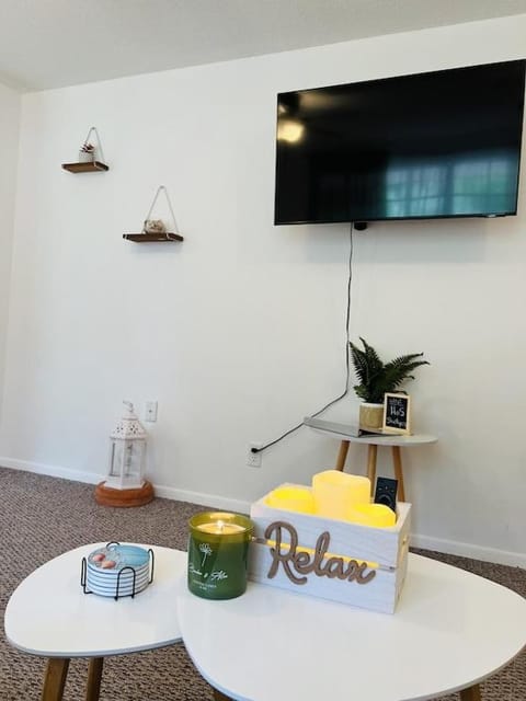 House of Shells, beautiful garden, fenced yard, dog friendly, fire pit! House in Florida