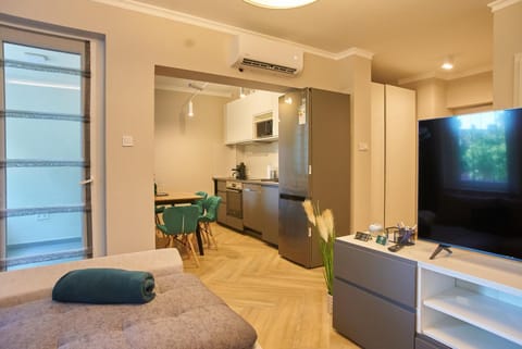 Communal lounge/ TV room, TV and multimedia, Kitchen or kitchenette, Living room, Seating area, Dining area, Evening entertainment, minibar, air conditioner