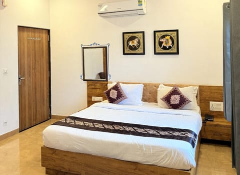 Photo of the whole room, air conditioner
