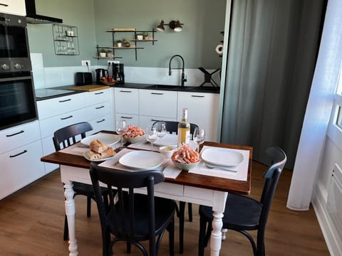 Coffee/tea facilities, Kitchen or kitchenette, Dining area, dishwasher, minibar, pet friendly, stove, toaster, washing machine, dryer