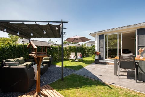 Property building, Day, BBQ facilities, Garden, Seating area, Dining area, Garden view