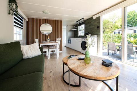 Communal lounge/ TV room, TV and multimedia, Kitchen or kitchenette, Living room, Seating area, Dining area, minibar, washing machine, dryer, air conditioner