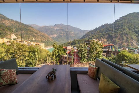 Restaurant/places to eat, Mountain view, River view