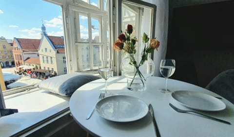 Food and drinks, Seating area, Dining area, Food