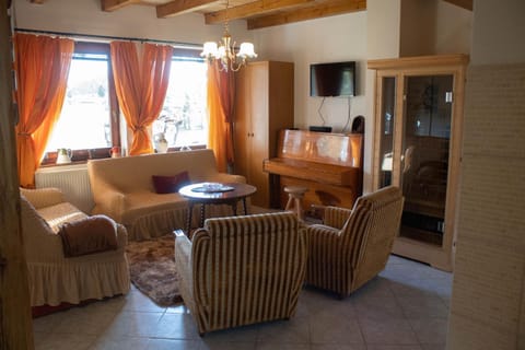 Communal lounge/ TV room, Living room, Evening entertainment
