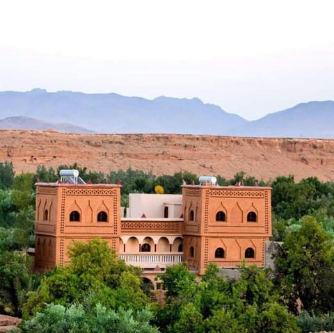 Property building, Nearby landmark, Spring, Day, Natural landscape, Garden, Landmark view, Mountain view